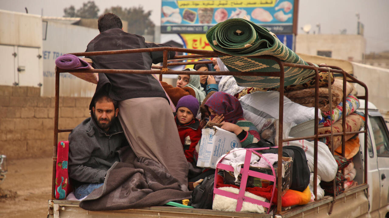 Members of a family flee with their belongings toward the Turkish border, from the town of Dana in the northwest of Syria's Idlib province, on February 5, 2020. - A regime offensive in Syria's last rebel enclave has caused one of the biggest waves of displacement in the nine-year war, with tensions spiking between Ankara and Damascus following a deadly exchange of fire.