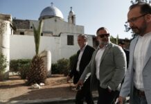 Syria Signals Willingness to Meet US Demands Yet Not at Its Expense Accompanied by unidentified members of the delegation, U.S. congressman Cory Mills (R-FL), second from right, walks in the Old City of Damascus Friday, April 18, 2025. Mills is in Damascus in an unofficial visit organized by a Syrian-American nonprofit, the first visit by U.S. legislators since the fall of former Syrian President Bashar Assad in December.(AP Photo/Omar Sanadiki)